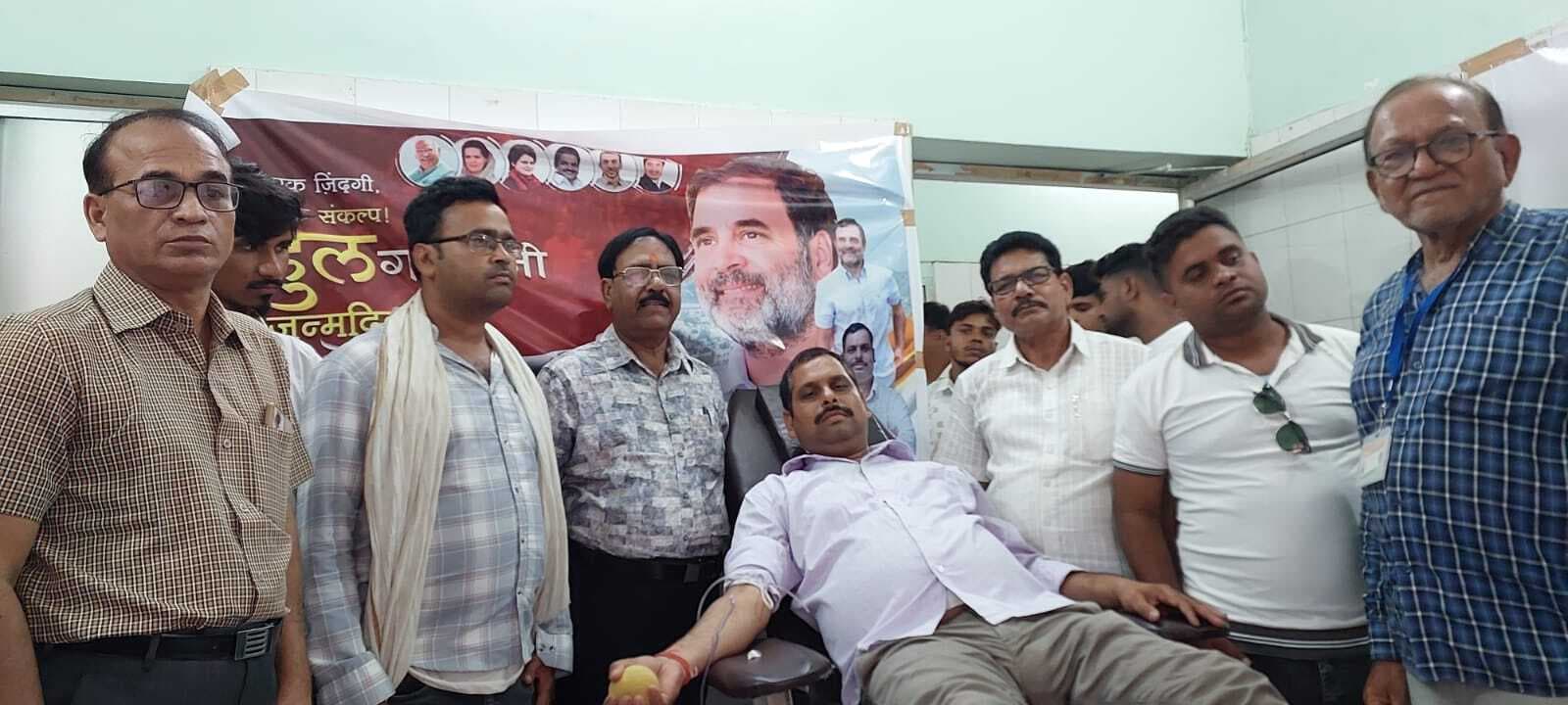 Giridih News: कांग्रेसियों ने मनाया राहुल गांधी का जन्मदिन