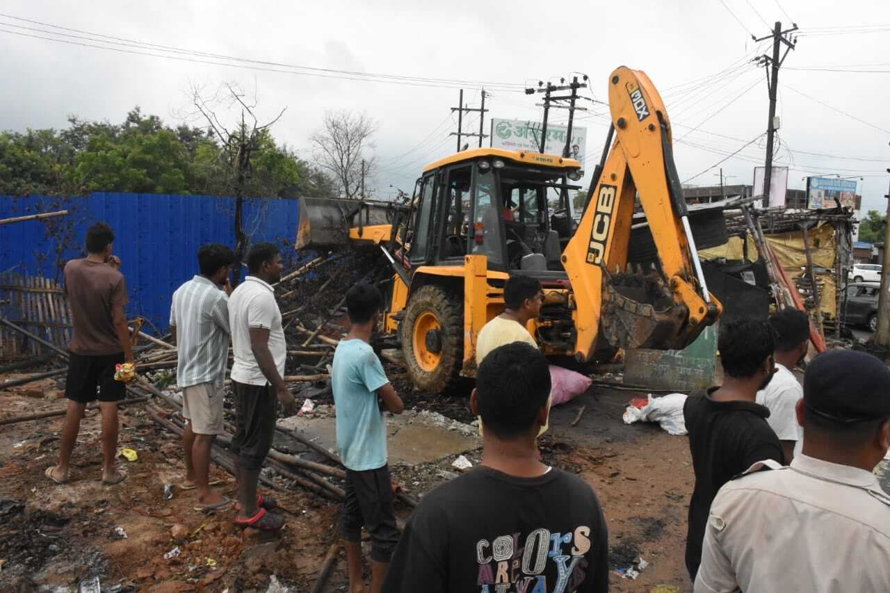 Dhanbad News: आरा मोड़ से बिनोद बिहारी चौक तक हटाया गया अतिक्रमण