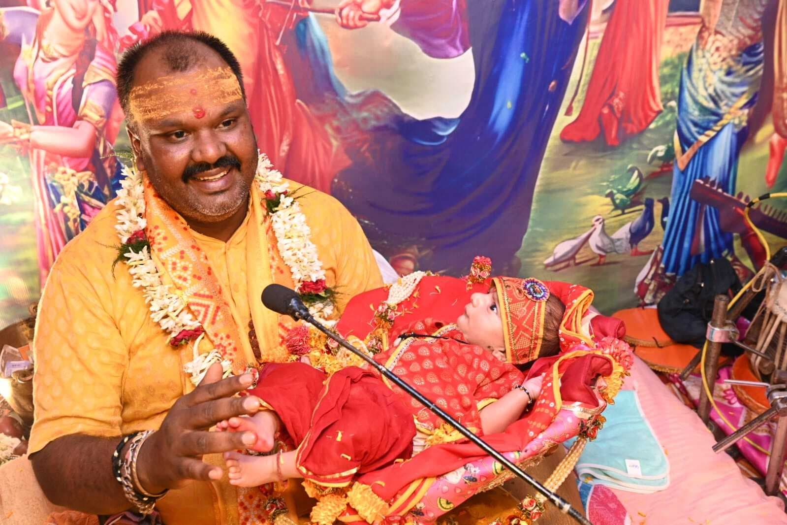 Dhanbad News : हृदय में विनम्रता हो, तो जीवन में नहीं टिक सकता अंधकार