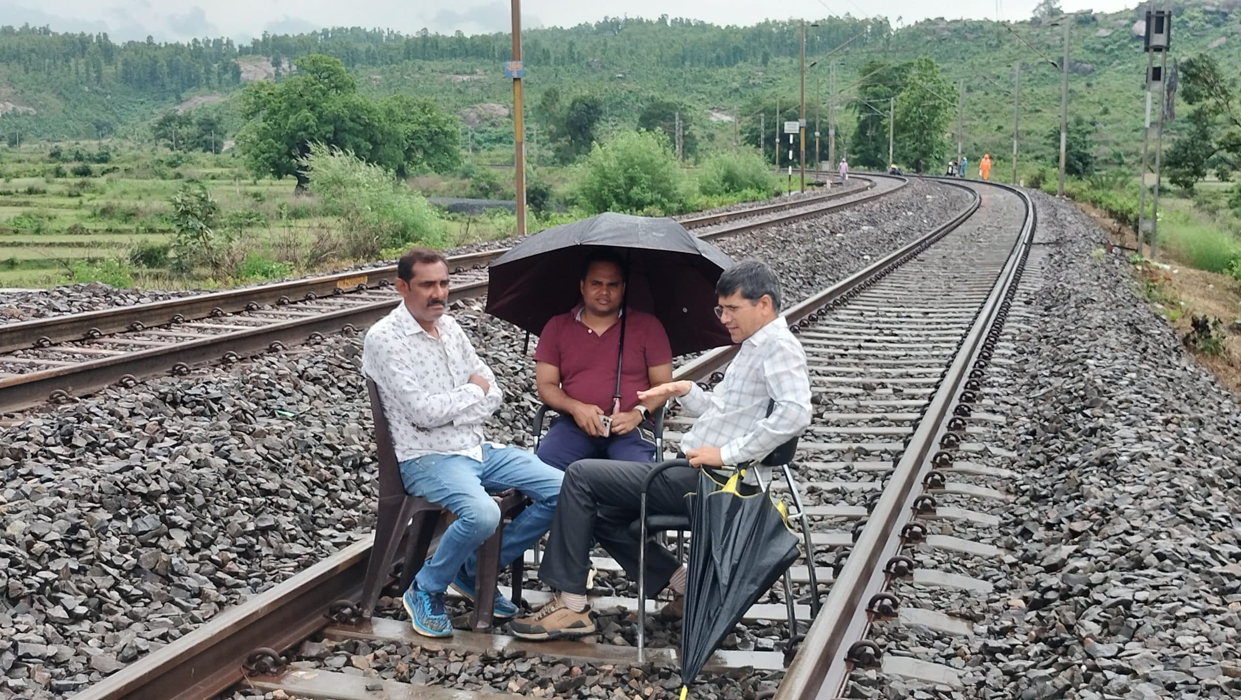 रेल ट्रैक के नीचे मिट्टी धंसी, रेलों का आवागमन बंद