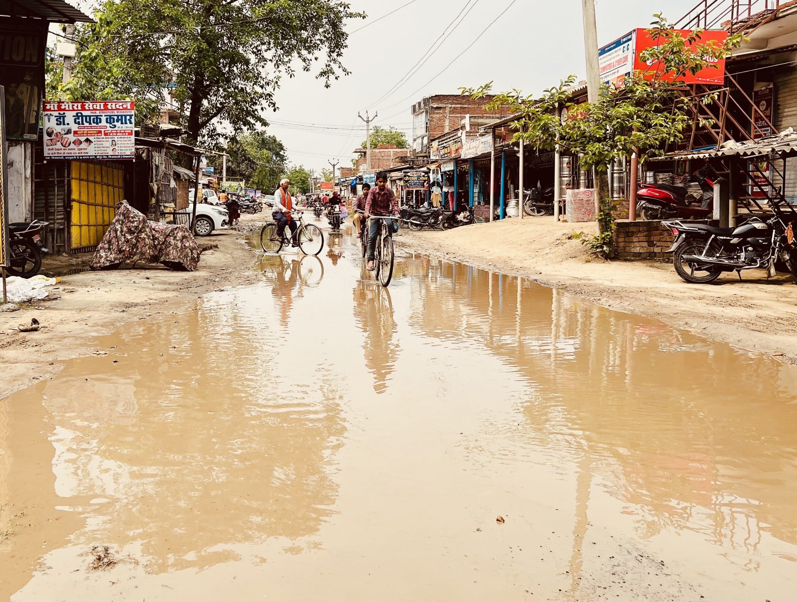 मिश्र बतरहा बाजार में जलजमाव से परेशानी, नाला निर्माण नहीं होने से बढ़ीं मुश्किलें