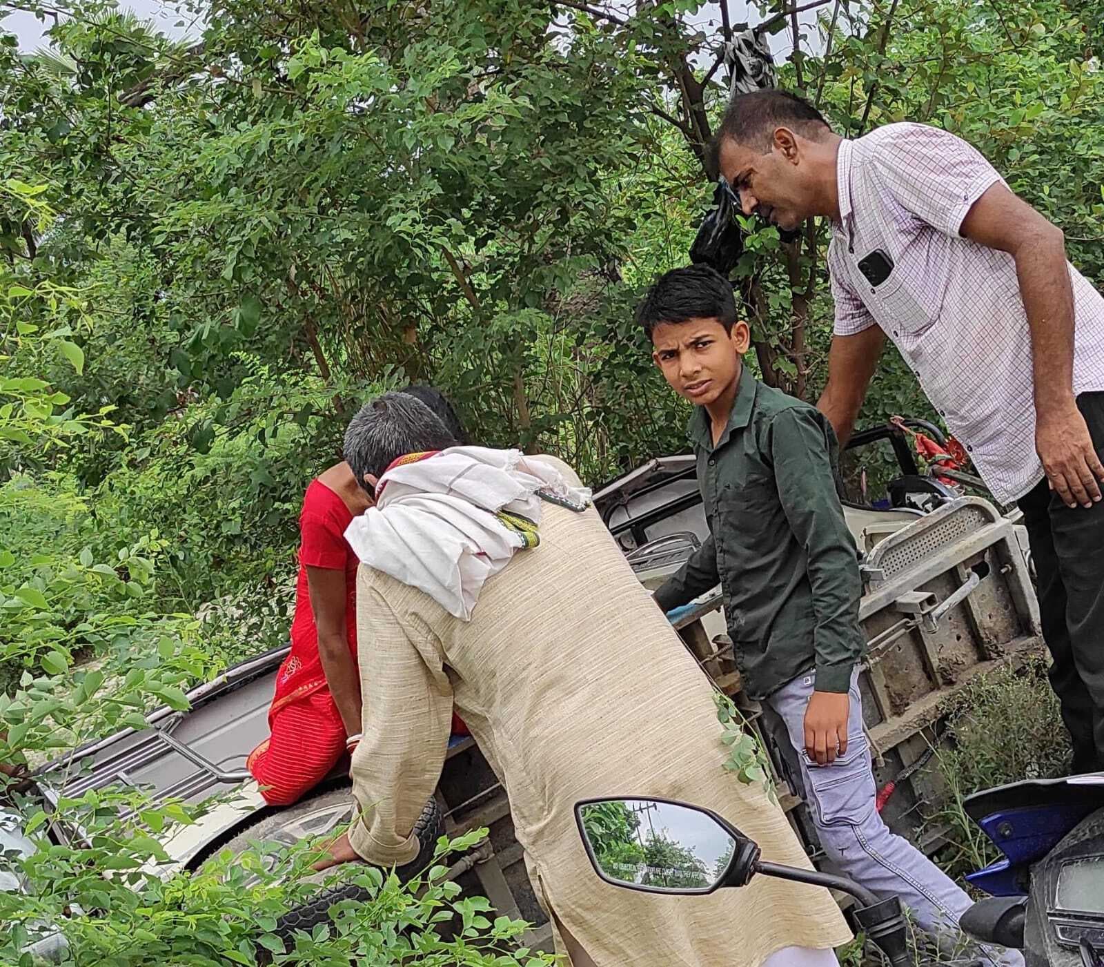 hajipur news. इ-रिक्शा पलटने से चालक समेत कई लोग घायल