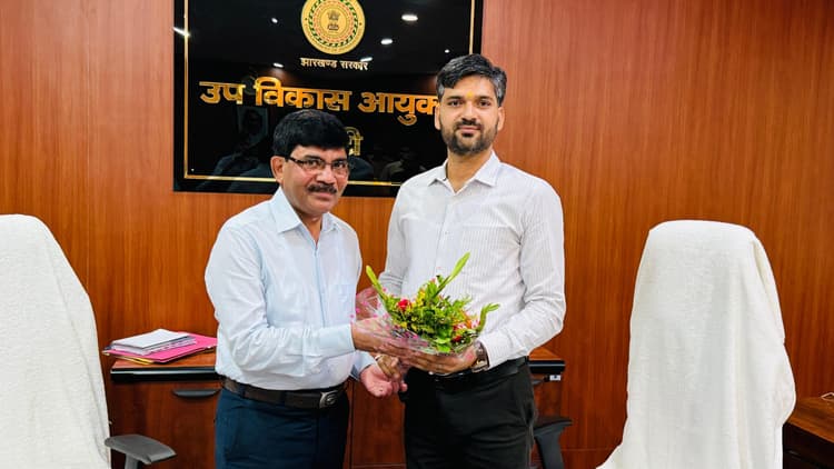 नवपदस्थापित डीडीसी आलोक कुमार ने पदभार ग्रहण किया