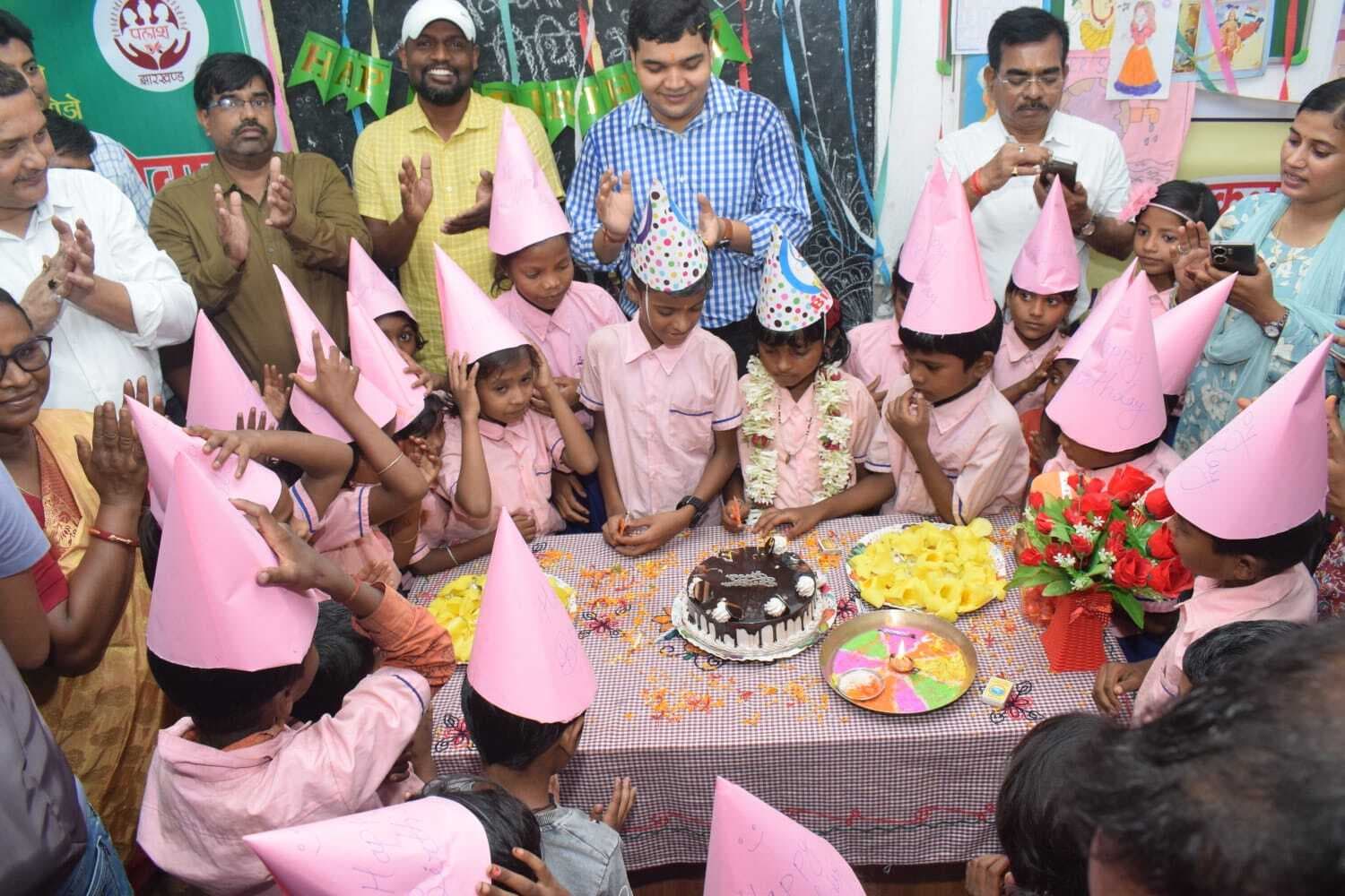 जन्मोत्सव कार्यक्रम में बच्चों संग भोजन कर डीसी ने साझा की खुशियां