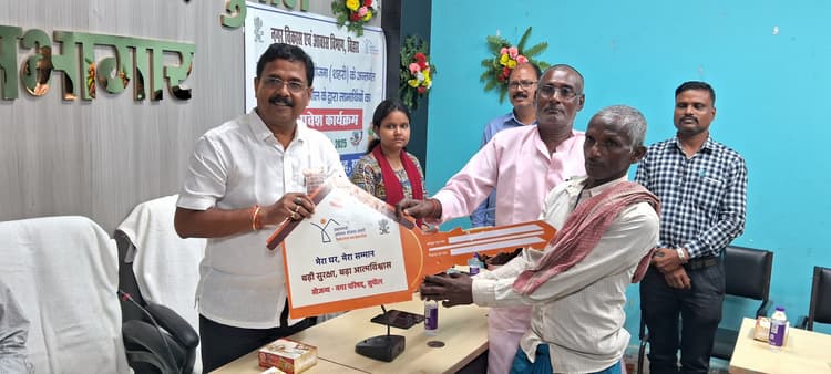 प्रधानमंत्री आवास योजना शहरी के 24 लाभुकों को गृह प्रवेश के लिए सौंपा गया चाबी