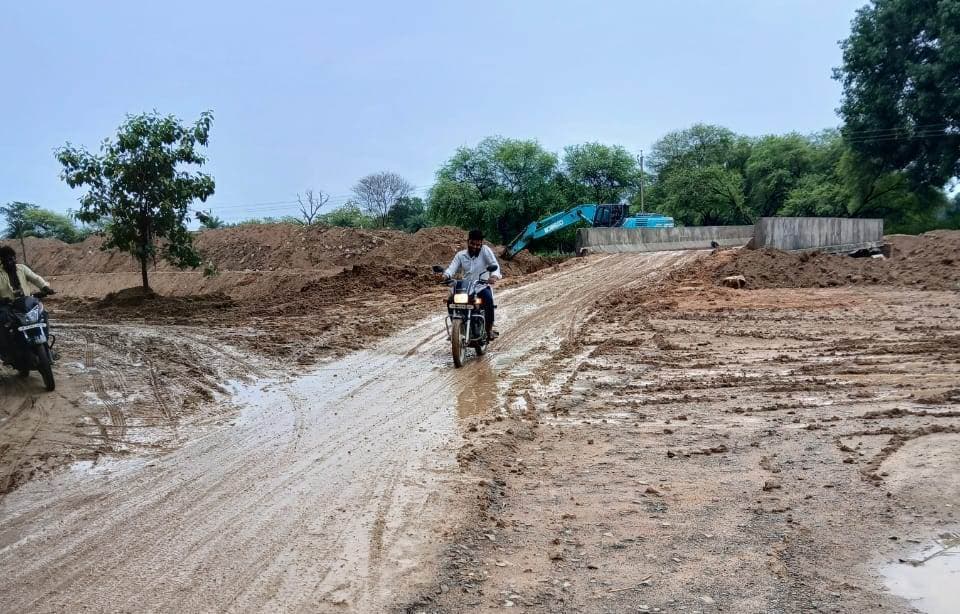 सड़क पर चढ़ी मिट्टी की मोटी परत, आवागमन में परेशानी