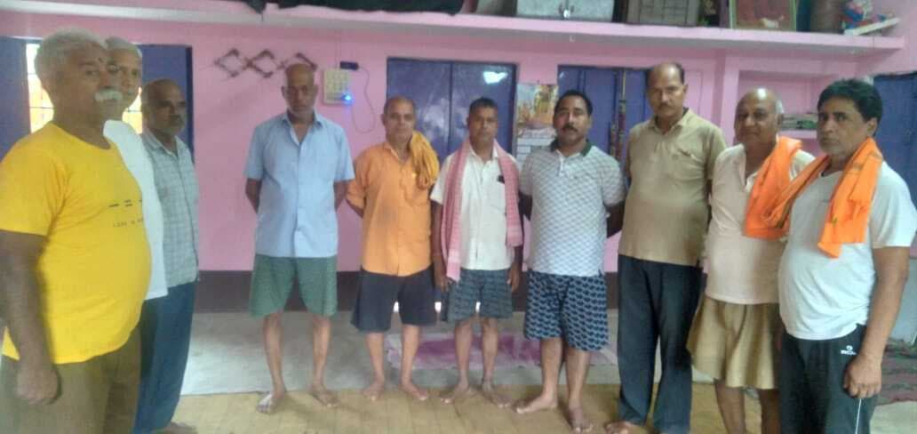 योग दिवस की पूर्व संध्या पर सूर्य नमस्कार के सातों आसन का लोगों ने किया अभ्यास