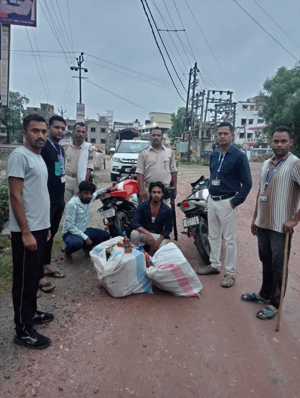 Samastipur News:भारी मात्रा में अंग्रेजी शराब के साथ दो धंधेबाज रंगेहाथ गिरफ्तार