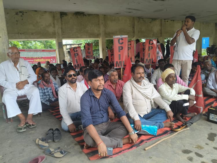 वनाधिकार कानून के तहत आदिवासियों व गैर आदिवासियों को पर्चा दे सरकार