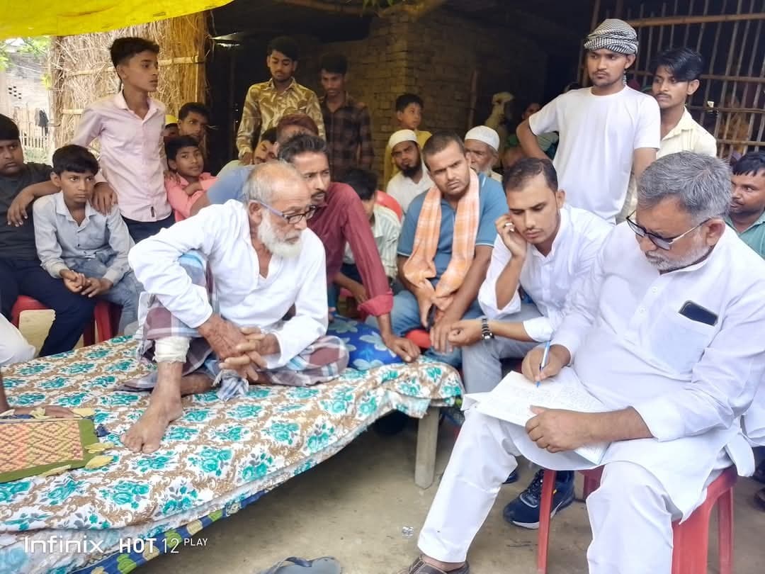Motihari: मृतक अब्बास अंसारी के परिजनों से भाकपा माले के नेताओं ने की मुलाकात