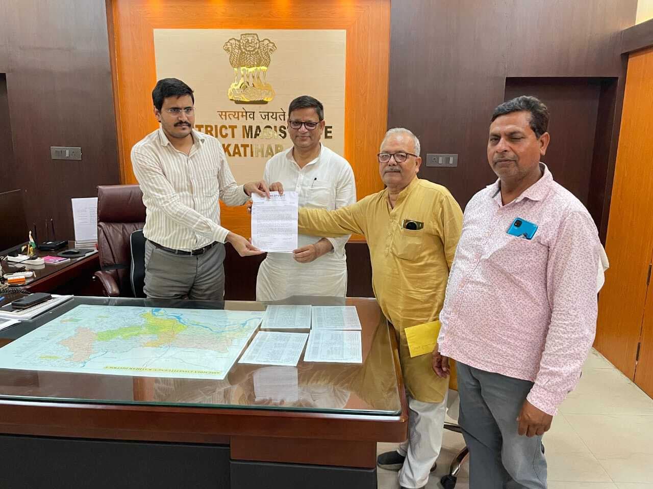 वार्ड नंबर दो शमशेरगंज के मुख्य सड़क निर्माण को लेकर जनसुराज ने डीएम को सौंपा मांग पत्र