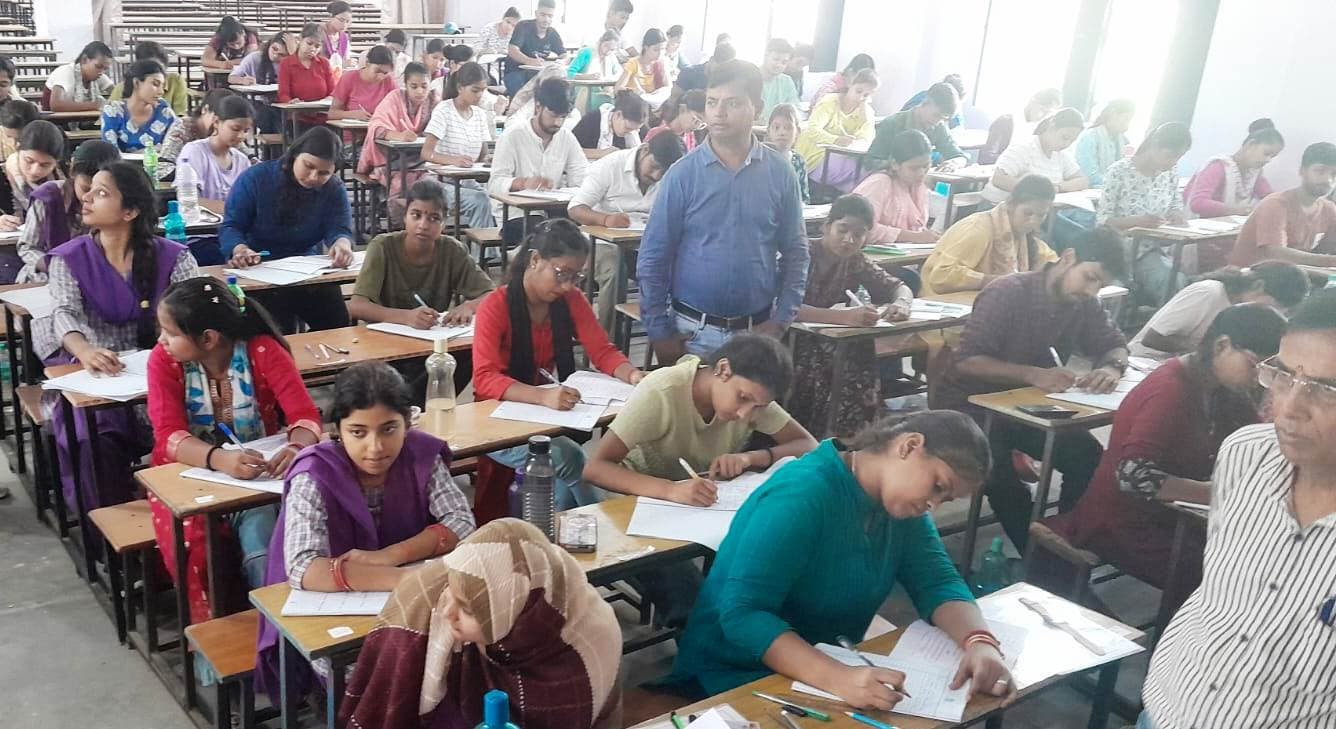 स्नातक पार्ट-तीन परीक्षा में 160 परीक्षार्थी रहे अनुपस्थित