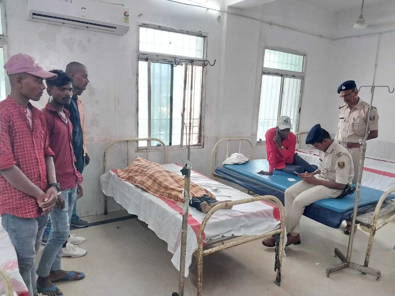 ट्रक की ठोकर से बाइक सवार एक युवक की मौत, दूसरा गंभीर रूप से घायल