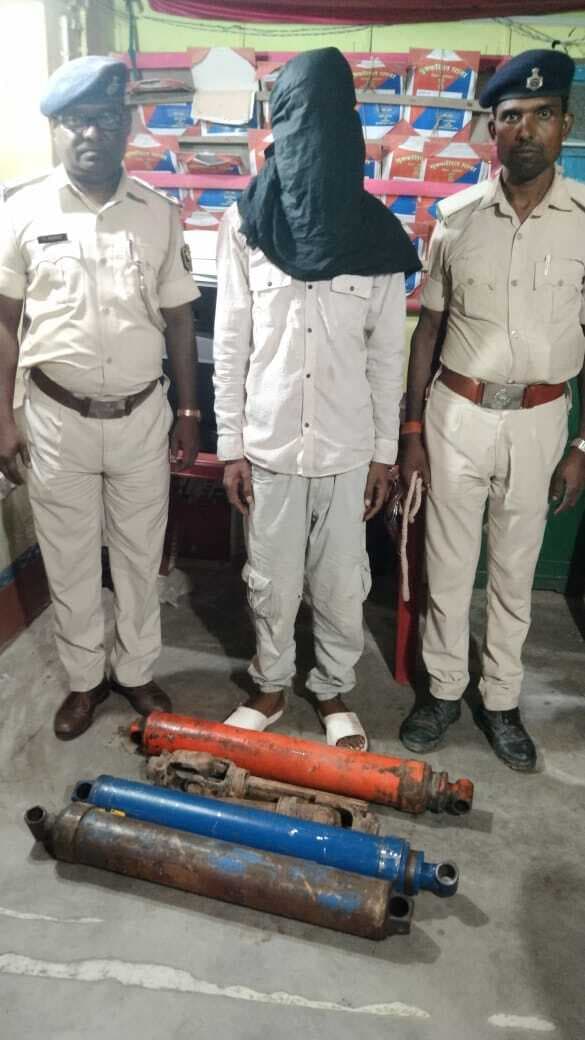 चोरी के समान के साथ आरोपित गिरफ्तार