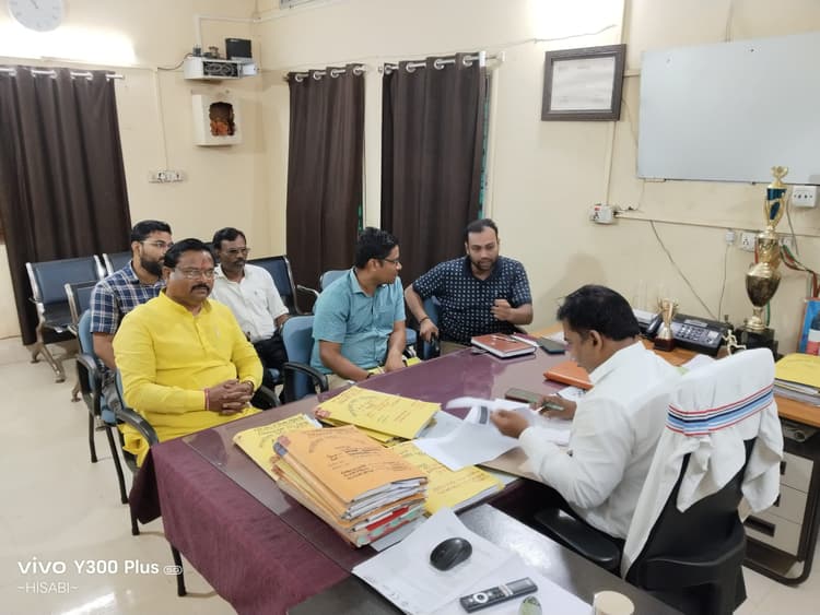 रेलवे अधिकारियों व नप प्रशासक ने जलापूर्ति योजनाओं लेकर की चर्चा
