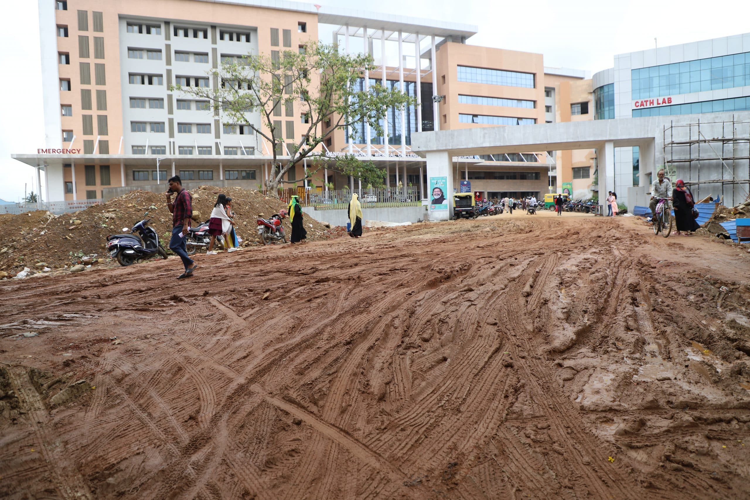 Jamshedpur news. बरसात के कारण रास्ता खराब, गिर रहे लोग