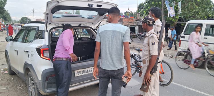 वाहन चेकिंग अभियान : बिना हेलमेट चालकों को दी चेतावनी