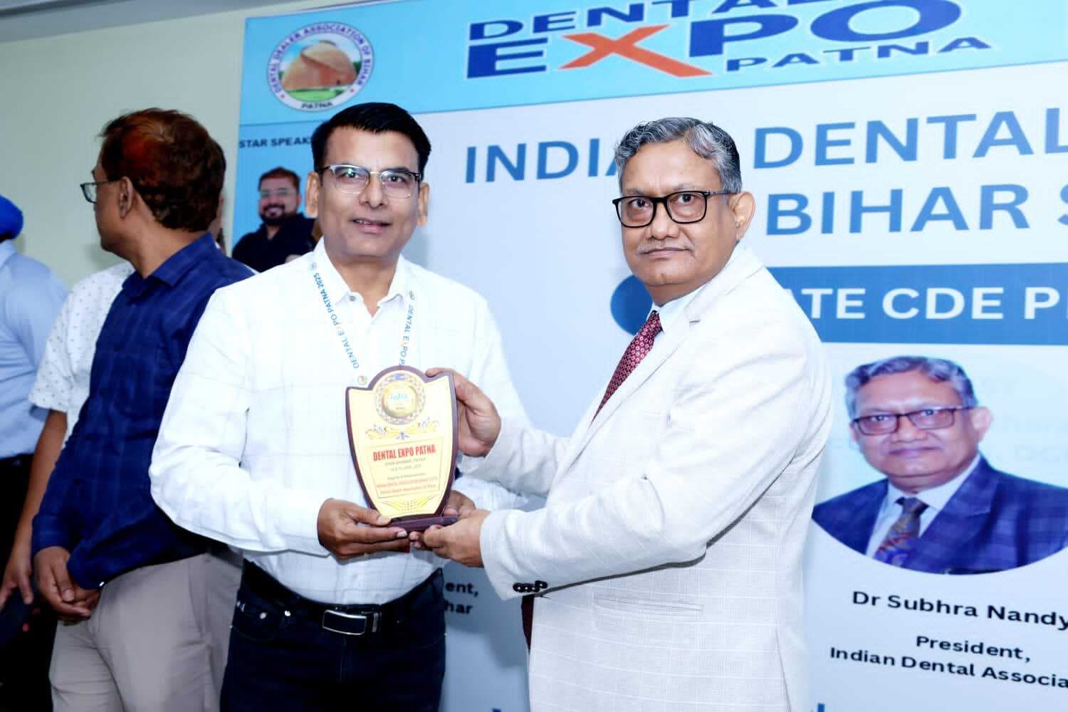 डेंटल एक्सपो महाकुंभ में सम्मानित हुए डॉक्टर प्रभात भास्कर