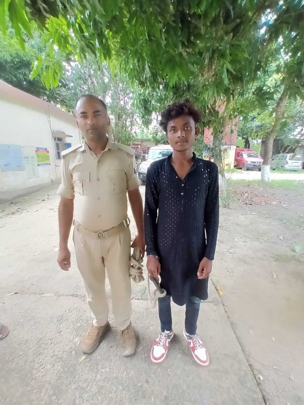 कट्टा लहराकर धमकी देने वाला युवक चढ़ा ग्रामीणों के हत्थे, पुलिस ने किया गिरफ्तार