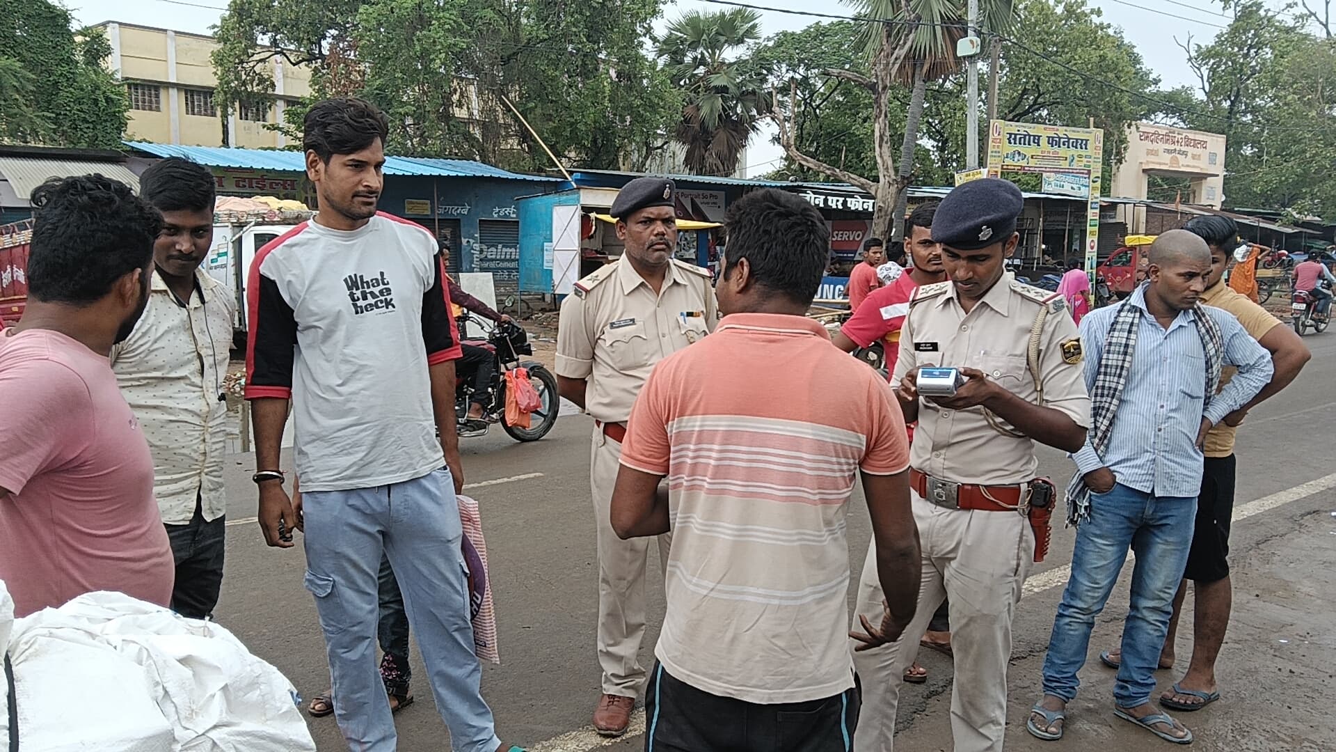 गड़हनी पुलिस ने चेकिंग लगाकर 12 हजार रुपये काटा चालान