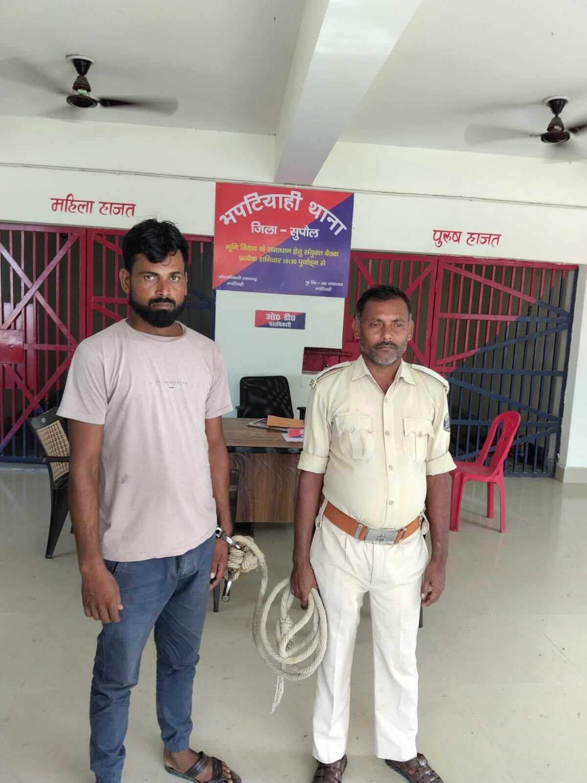 73 बोतल शराब के साथ तस्कर गिरफ्तार