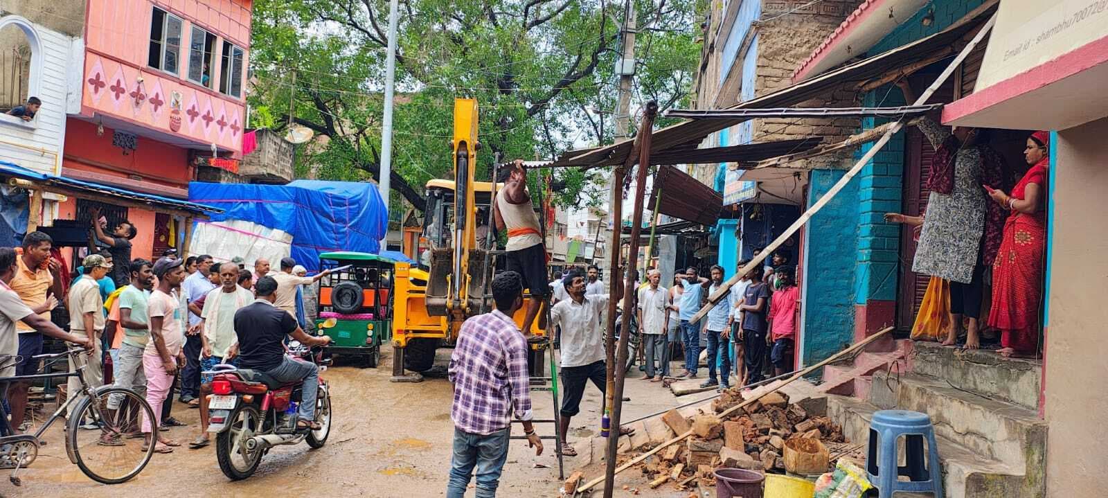 निगम प्रशासन ने कौड़ा मैदान से हटाया अतिक्रमण, छह हजार वसूला गया जुर्माना