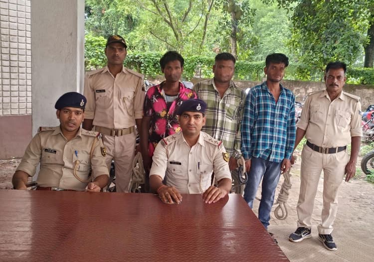 मनिहारी पुलिस ने तीन वारंटी को किया गिरफ्तार