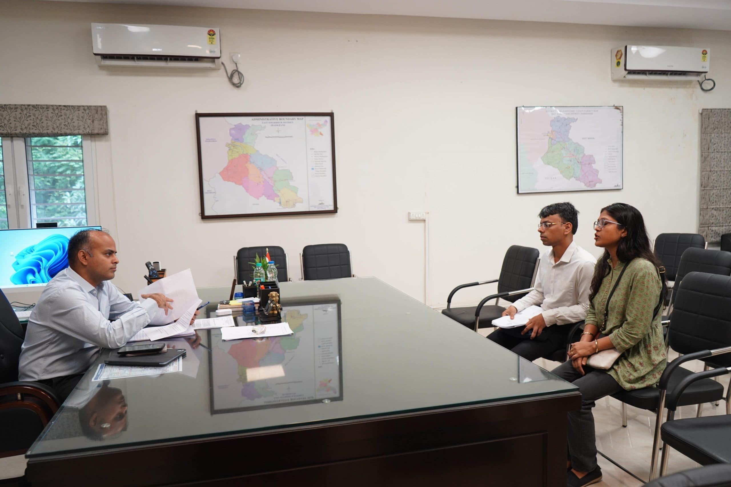 Jamshedpur News : शिकायतों के प्रति संवेदनशील व तत्परता बरतें पदाधिकारी : उपायुक्त