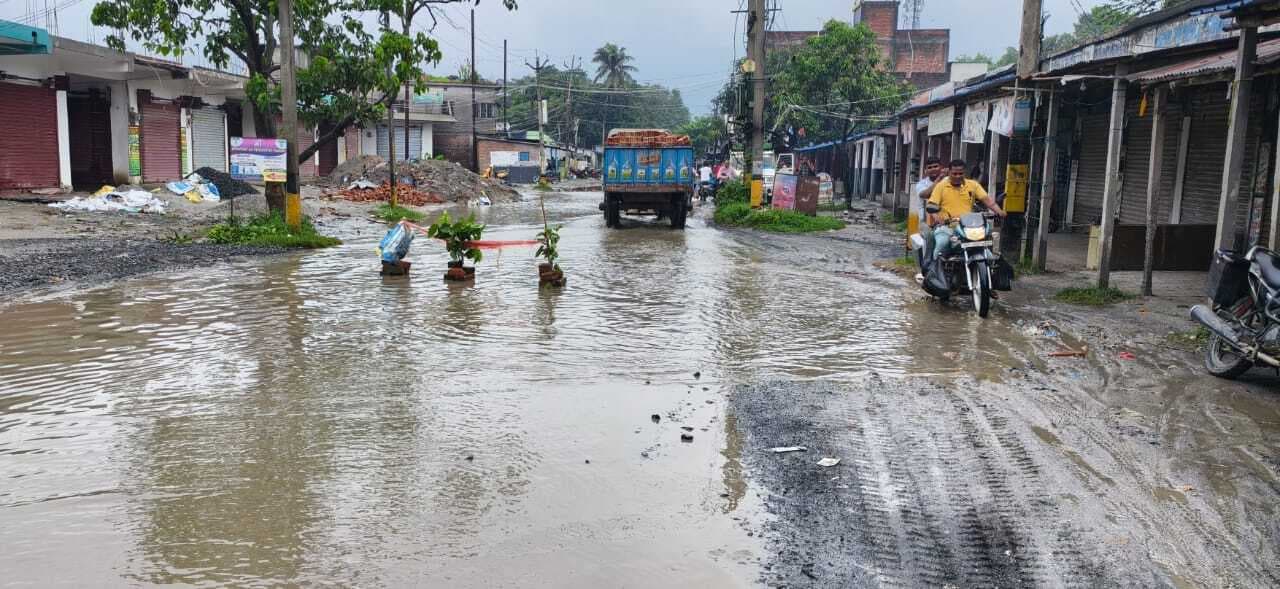 बारिश के बाद बलरामपुर बाजार स्थित एसएच 98 सड़क झील में तब्दील