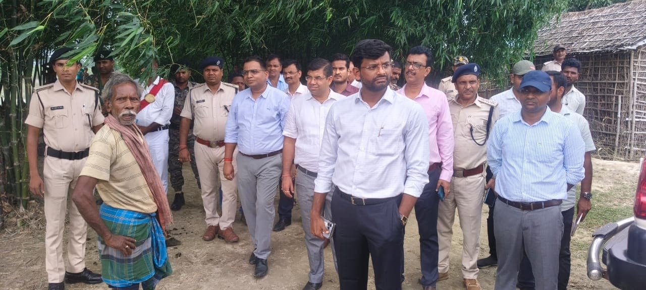बाढ़ पूर्व तैयारियों का डीएम ने लिया जायजा