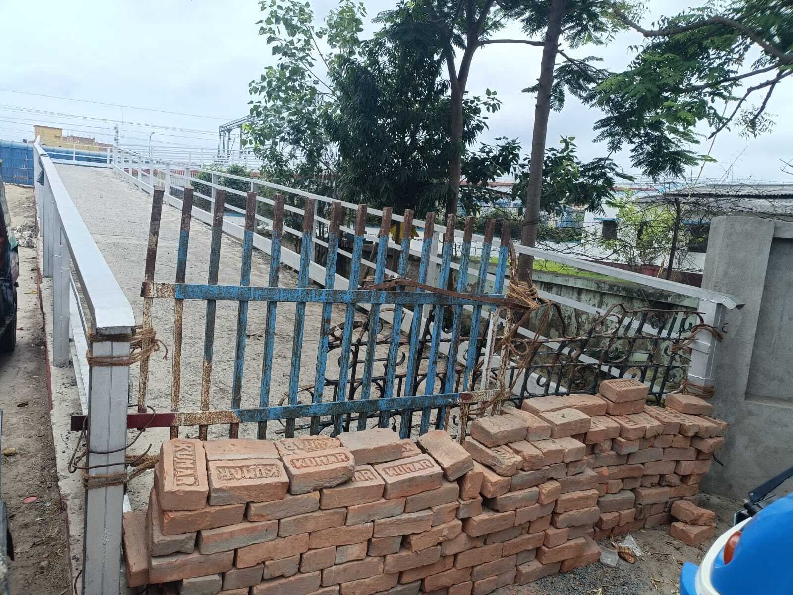 Darbhanga : डेढ़ महीने के भीतर ही लो-कॉस्ट ओवर ब्रिज की करानी पड़ रही मरम्मत