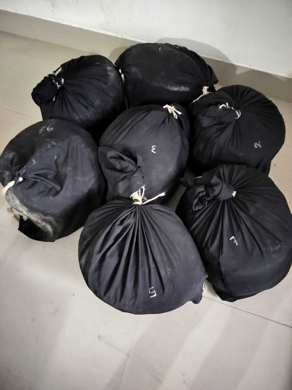 कार से 106 किलो गांजा बरामद किया, तस्कर फरार