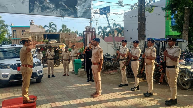 Motihari: बंजरिया थाने का एसपी ने किया निरीक्षण, दिये कई निर्देश