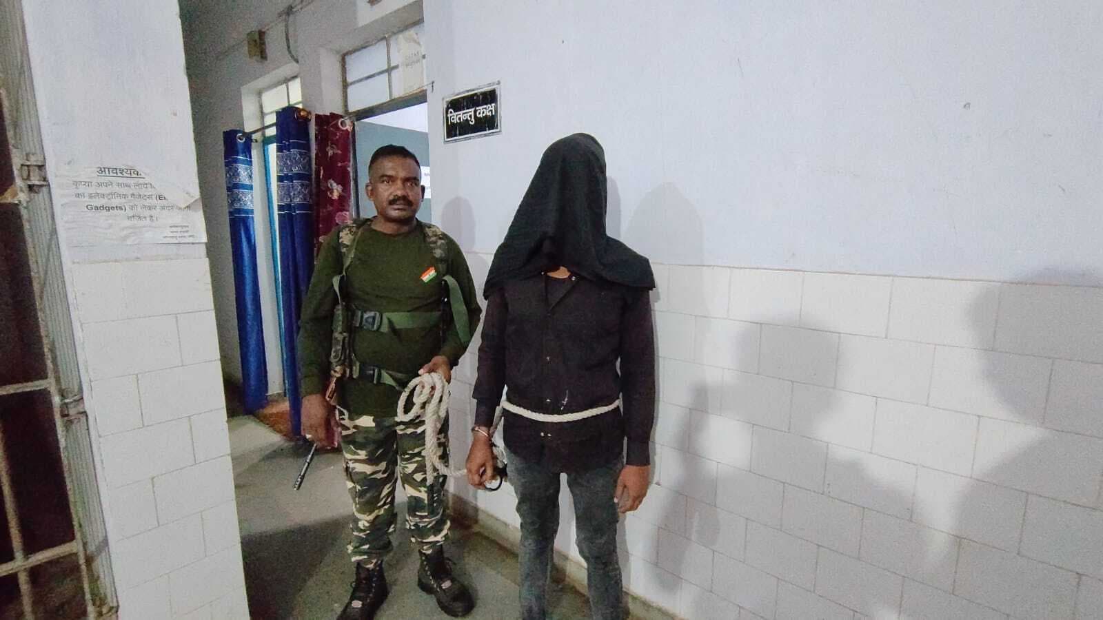 सरकारी विदेशी शराब दुकान में चोरी का प्रयास करते एक धराया, तीन फरार