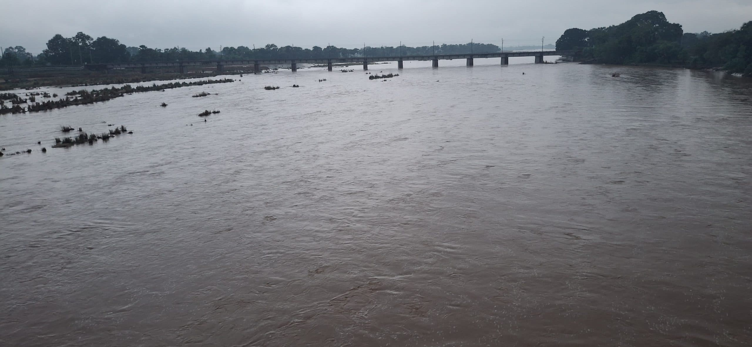 परैया से गुजरने वाली मोरहर नदी की दोनों शाखाओं में आया पानी