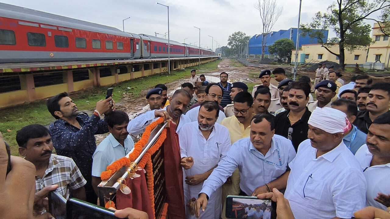 सांसद डॉ निशिकांत ने मधुपुर में रेलवे वाशिंग पिट का किया उद्घाटन