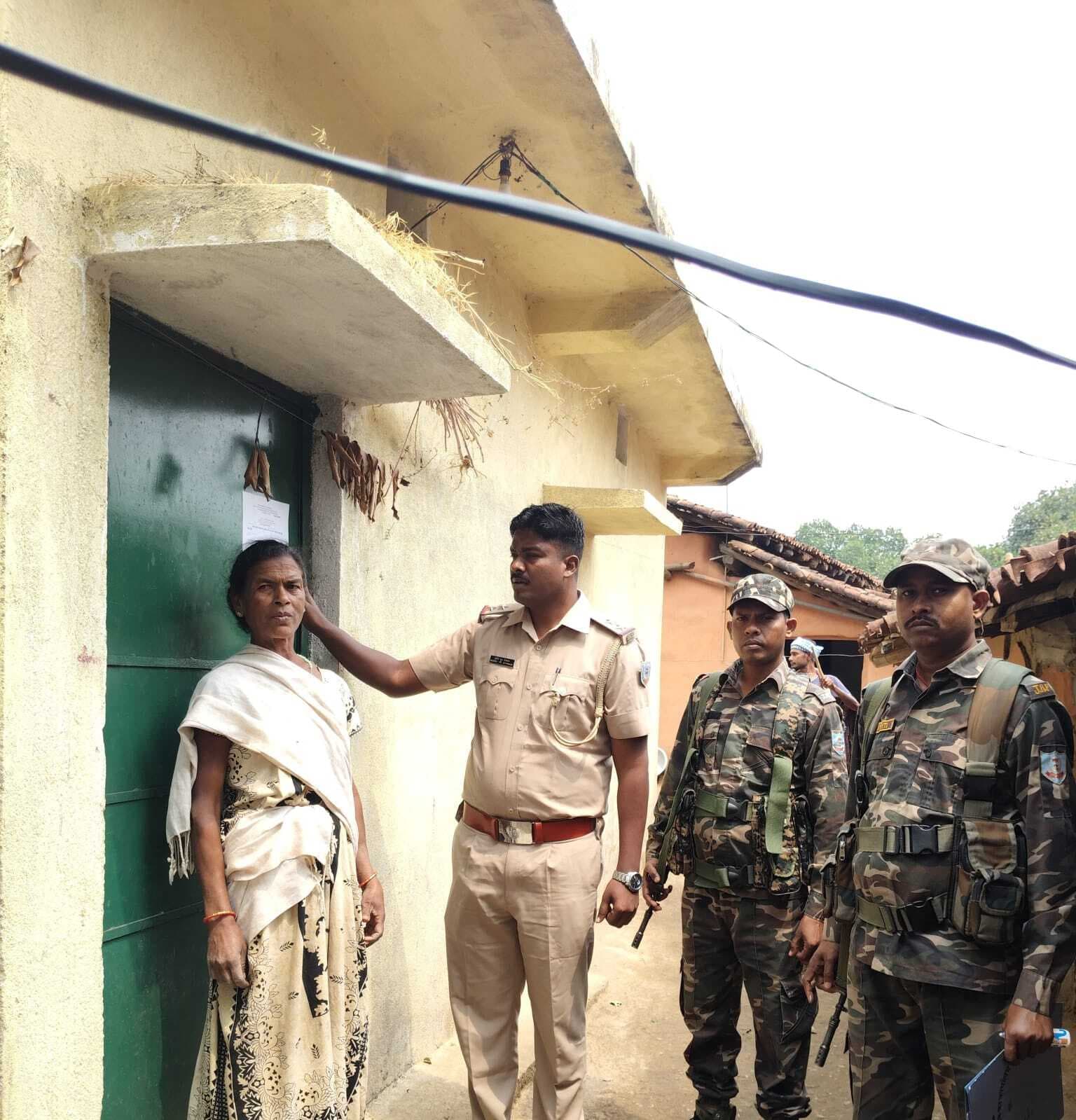 अभियुक्त के घर में चस्पा किया इश्तेहार