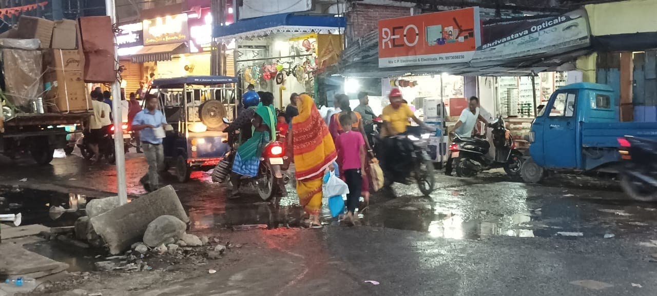 मुख्य सड़क पर एक सप्ताह से बह रहा नाला का गंदा पानी, आमलोग हलकान