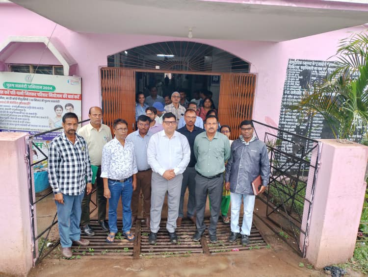 Deoghar news : नीति आयोग के मिशन डायरेक्टर ने सारवां में स्वास्थ्य, कृषि व अन्य विभागों से जुड़ी योजनाओं की जांच की