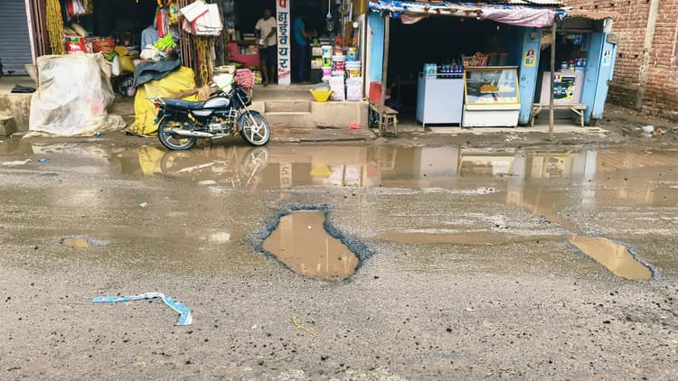 एनएच-333 पर बने गड्ढे में भरा पानी, लोगों में आक्रोश