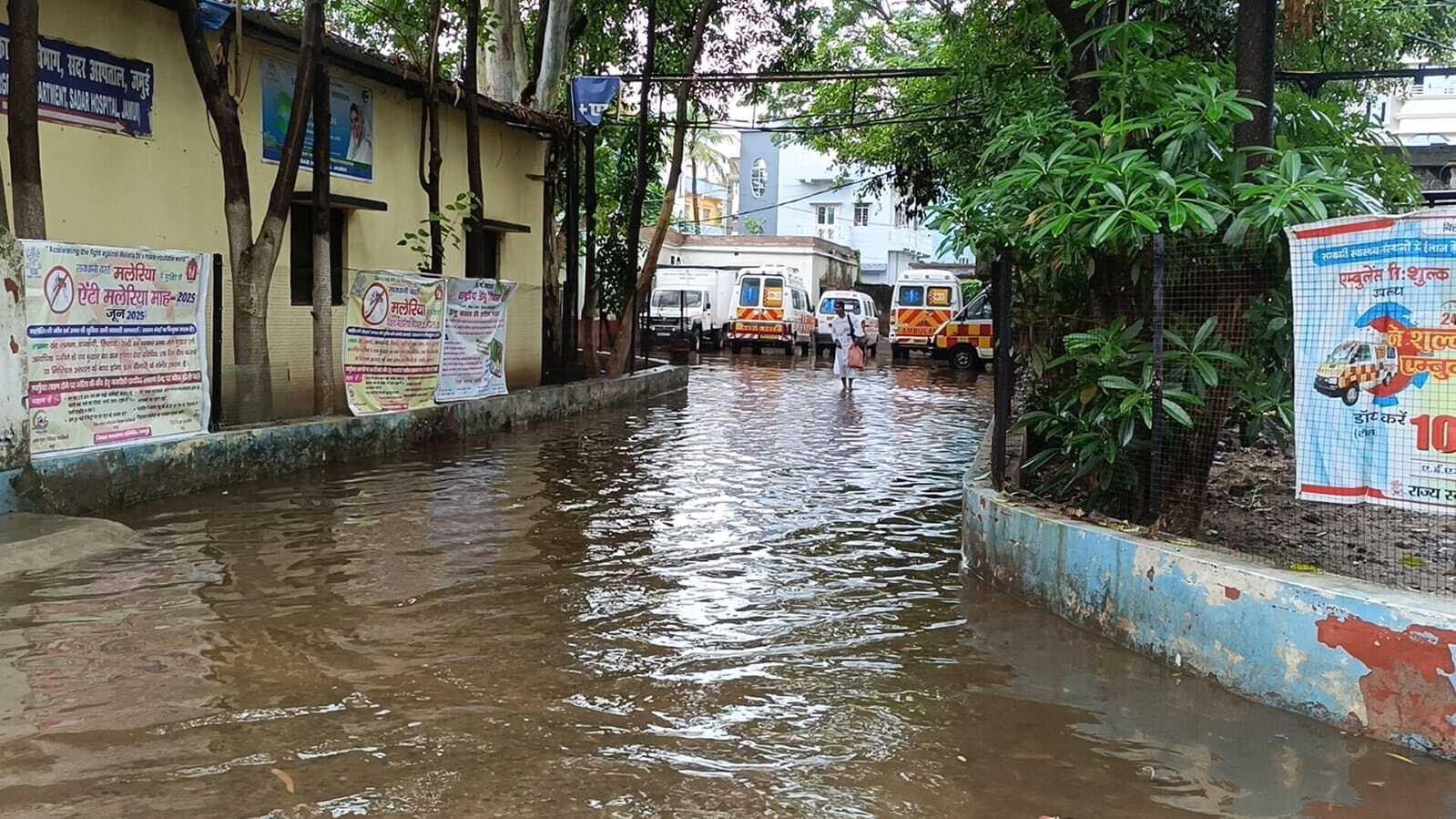 मूसलाधार बारिश से सदर अस्पताल परिसर बना तालाब, परेशानी