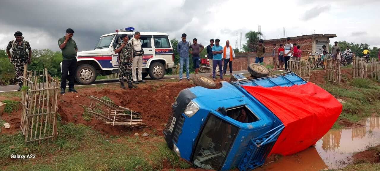 अनियंत्रित होकर पलटा वाहन, हुई दुर्घटनाग्रस्त
