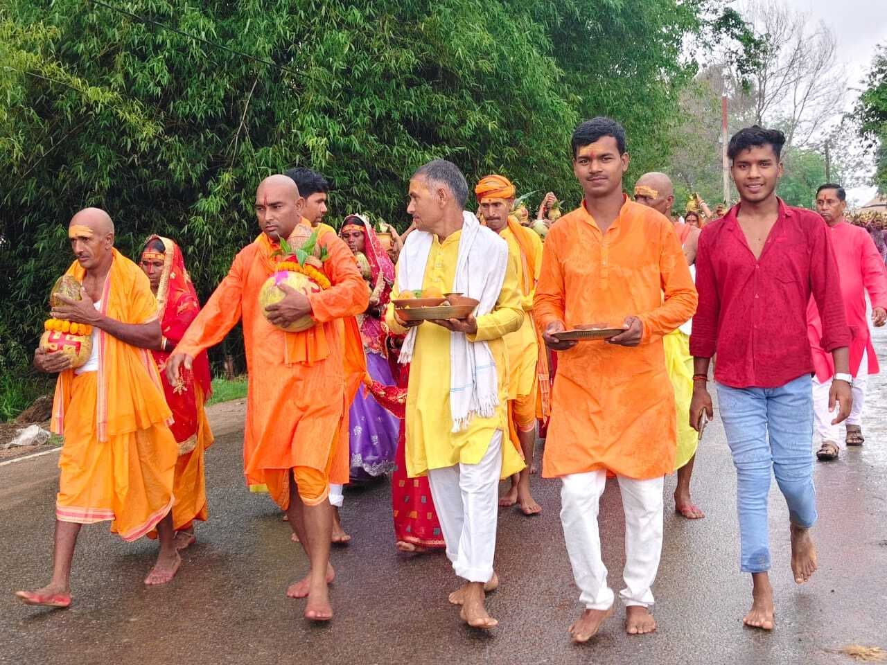 अष्टयाम को लेकर निकाली गयी कलश शोभायात्रा