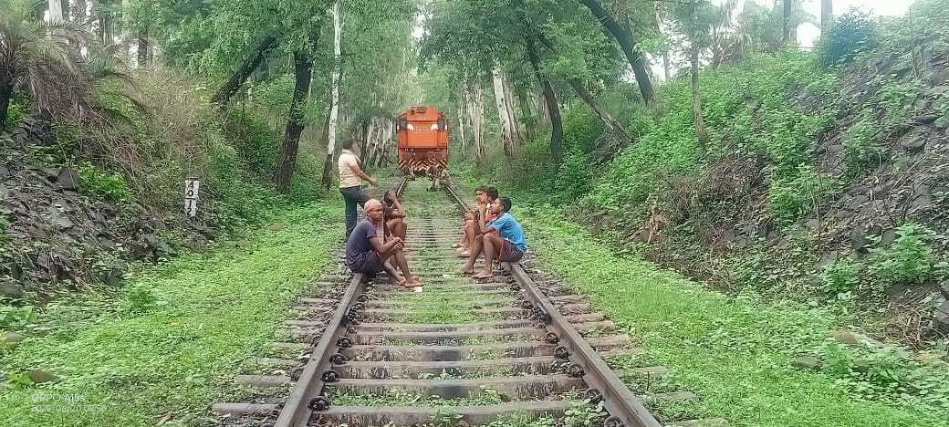 पुलिया की मरम्मत की मांग को लेकर ग्रामीणों ने एमजीआर लाइन किया जाम