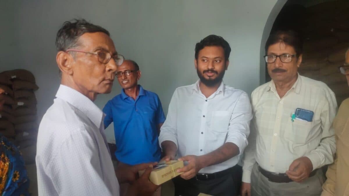 सलानपुर में घर-घर पहुंचाया जा रहा है महाप्रसाद