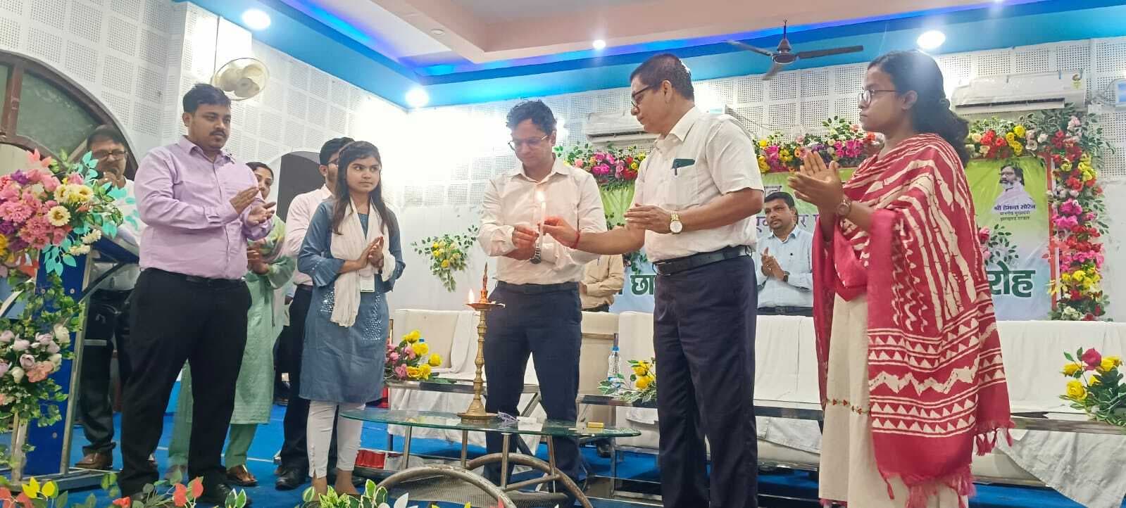 सफलता पाने के लिए बच्चें नकारात्मक संगत से बचें : डीसी