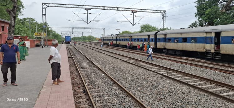 गिद्धौर स्टेशन पर तीन दिन से खड़ी है खराब मालगाड़ी, यात्री परेशान