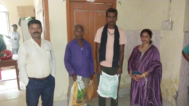 किसानों के बीच बीज का वितरण