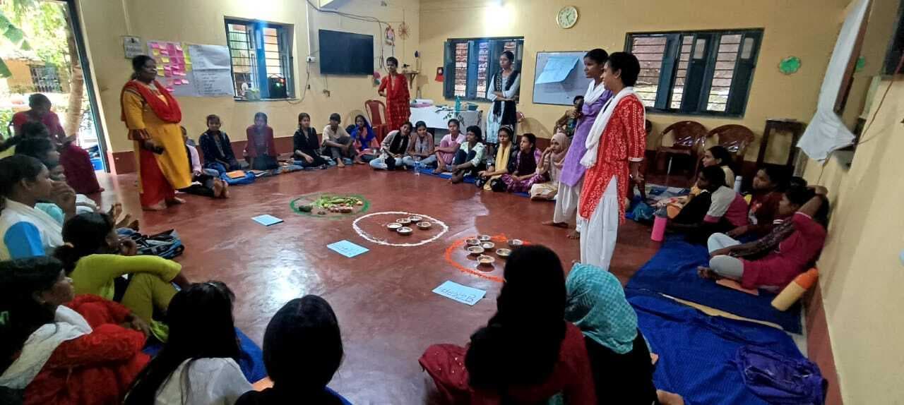 Deoghar news : स्वास्थ्य, पोषण व अंधविश्वास उन्मूलन को लेकर किशोरियों को दिया प्रायोगिक प्रशिक्षण