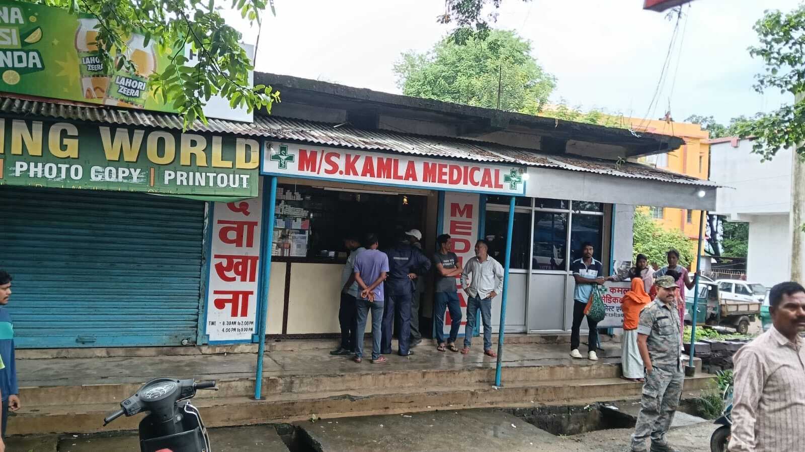 Chaibasa News : मेडिकल स्टोर से 1.30 लाख नकद 25 ब्लैंक चेक और मोबाइल चोरी